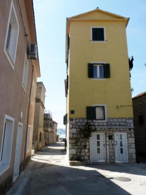 Apartments by the sea Kastel Stafilic, Kastela - 15110